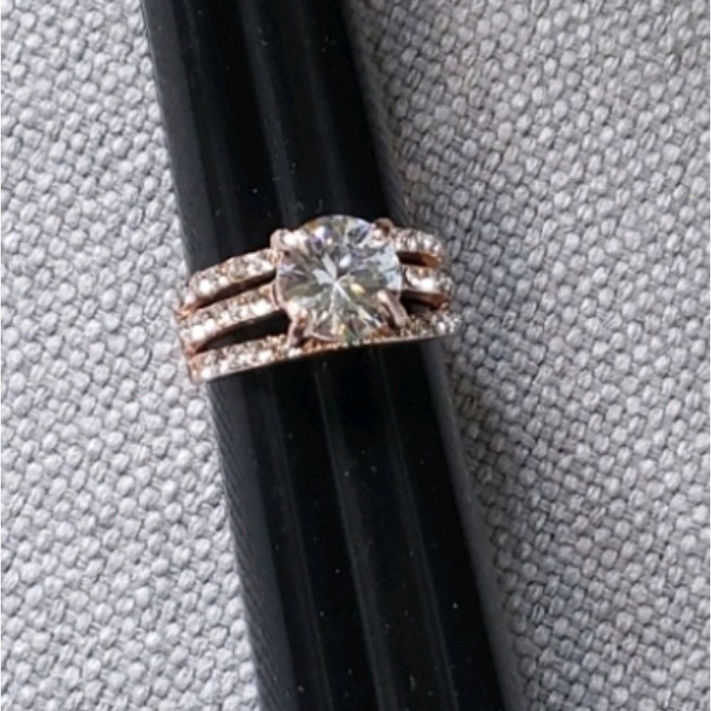 🆕️ Rose color triple band with center stone